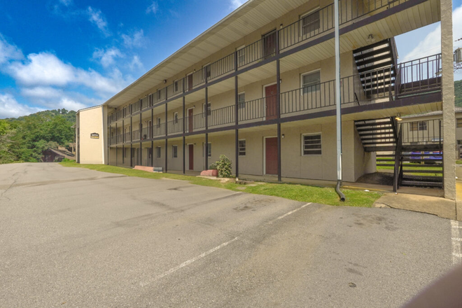 Outside - Appletree Apartments, Walkable to Campus