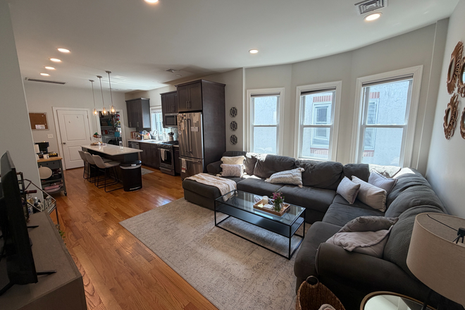 Living Room & Kitchen - Gorgeous, Renovated 3 bed, 2 bath Close to MIT & Harvard - NO BROKER FEE **Parking, Laundry i Apartments
