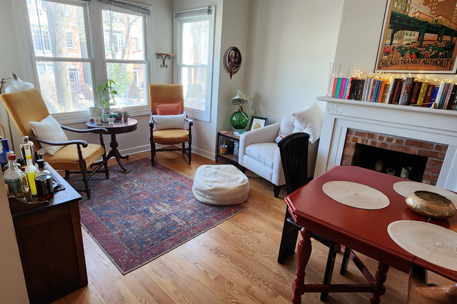Dining / Common area - Affordable 3 bdrm/1 bath at the heart of Lincoln Park and in close proximity to De Paul Apartments