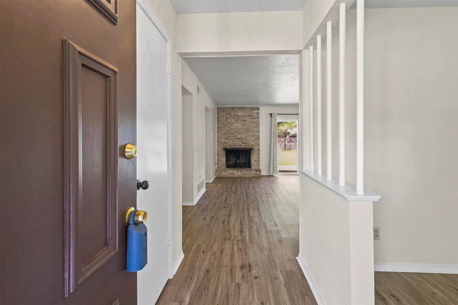 Front door - Spacious 4 bed 3 bath house, Walkable distance to UTD, Fully equipped kitchen, In-unit laundry
