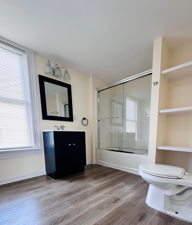 Bathroom - 3BD/1BA Apartment (1Block from North Campus) 6-month Lease!