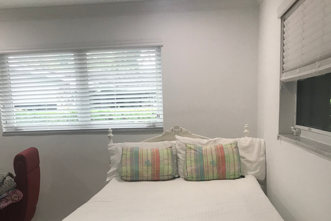 Queen size bed - Master bedroom suite in home two blocks from campus(5 min. walk).  Very private and quiet.