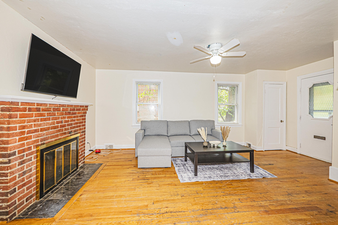 Living room area - 5 bed 2 baths Close to UMD at Potomac Ave! FULLY FURNISHED House