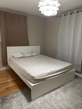 Queen size bed - Quiet, comfortable, and affordable House