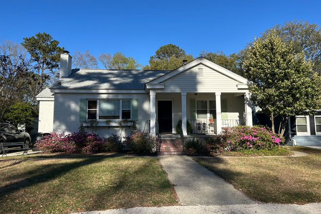 Street view - Charming Bungalow 6 minutes to Downtown House
