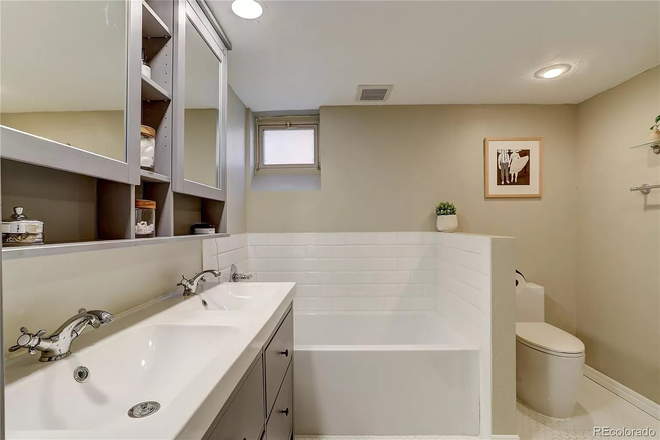 Shared Bathroom - Sunny Bedroom for Rent in South Montclair 4 BR House