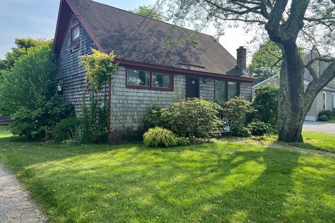 Street view - Academic Year 3-Bedroom Quiet Cottage with End of Road Access to Scenic Salt Pond