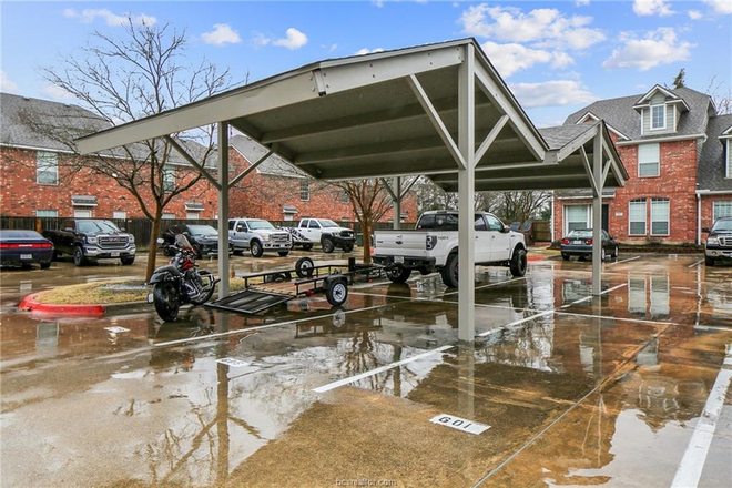 Covered parking - Bedroom with Private Bath Ensuite - Gated Townhome