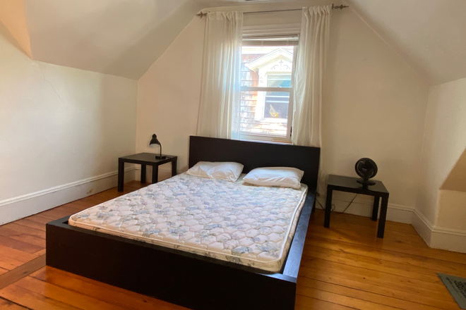  - 1 Bedroom for Rent in Bright 4-Bedroom Apartment – Walk to Brown & India Point Park