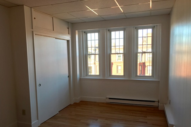 Hub Realty - Back Bay, fantastic studio on Newbury St Apartments