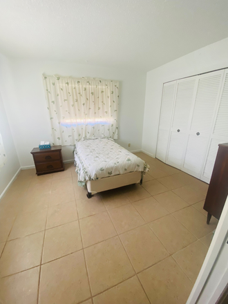 Bedroom - 2 Furnished Bedrooms Available Near FAU, Lynn , Beach, Laundry, Kitchen & Utilities Included! House