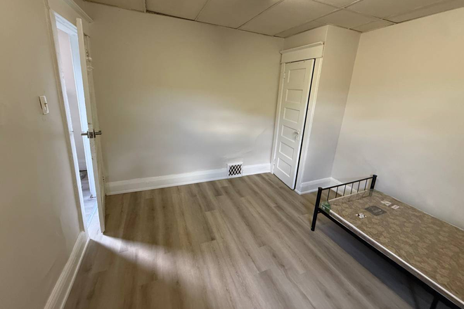 Bedroom with Windows - ★ 1 Large Bedroom Downtown 2nd floor (Shared) (College and Shaw) ★