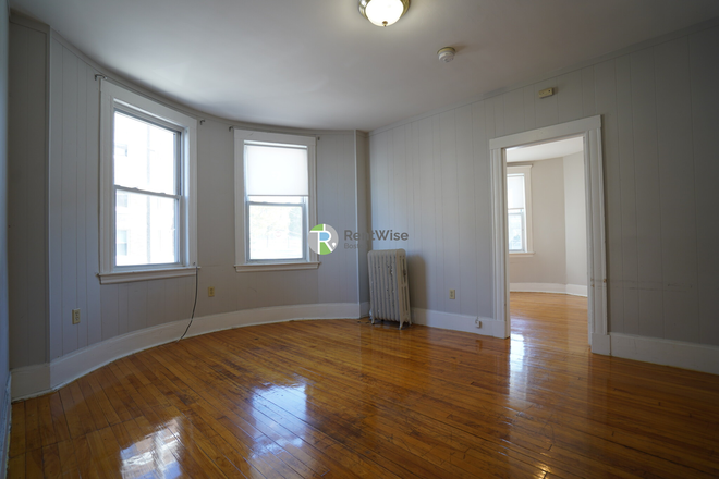 1 - AVAIL NOW-Fantastic Comm Ave 1 bed, H/HW inc, Cat ok. No Broker Fee! Apartments