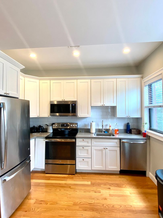 Call NOW for showings! 617-236-8600 - MERIDIAN ST - OPEN CONCEPT 3BR IN CENTRAL SQ NEAR MBTA FOR *9/1/2025* W/ 2 BATH, LNDRY IN UNIT, A/C!