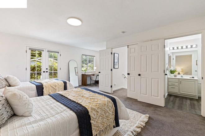 Room for rent - Unfurnished room with private bathroom in Claremont hills