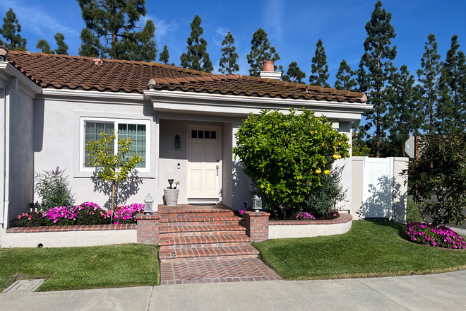 Serene peaceful home with fruit trees and brightly colored landscape - Beautiful furnished bedroom with private bath. Seeking  quiet, respectful female.