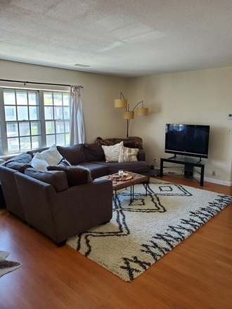 LIVING - LOCATION!!! 2 BED CLOSE TO CAMPUS WITH HEAT AND HOT WATER INCLUDED! 8/1/25 Apartments