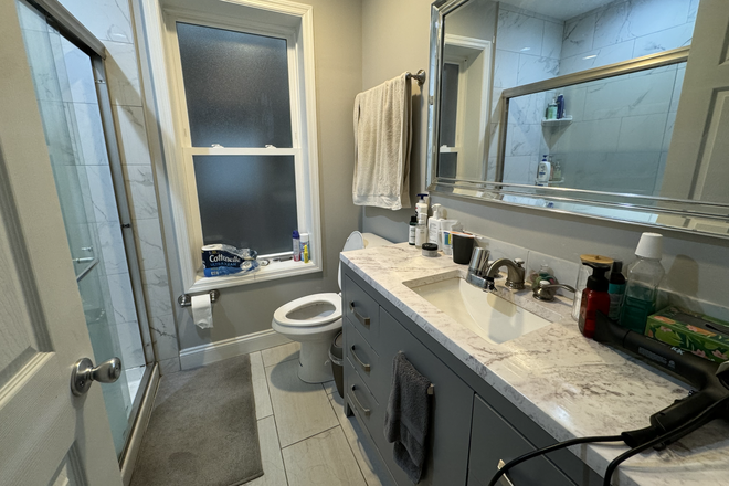 Bathroom - 1 Bedroom in a Row Home Apartment (4 bd total)