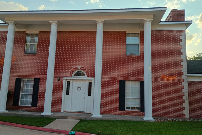 Outside street view - Beautiful Townhouse Close to Campus