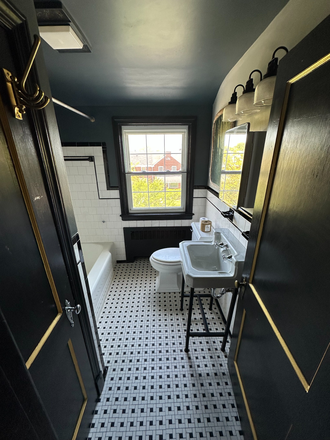 Private Bathroom with tub - Quiet House, Private Bathroom & Woodstove