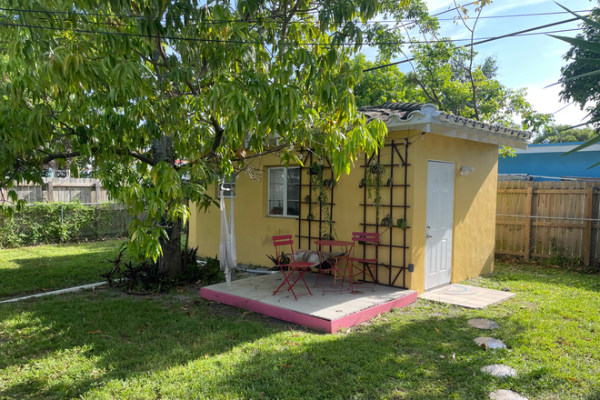 Entrance - New Grove Central Metro Station Charming Cottage Studio in Garden