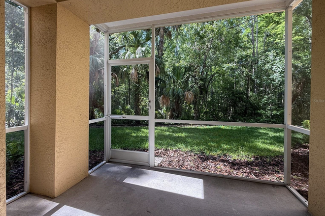 porch - Oxford Place/ New Tampa Condo