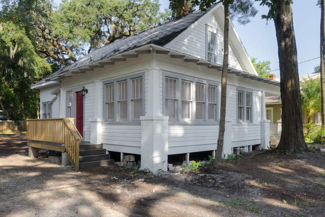 Street view looking NW - Charming 5 Bed 3 Bath 3 blocks from UF campus House