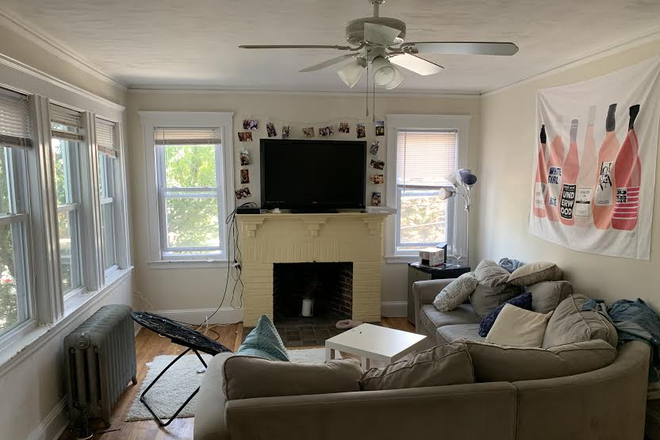 living room - Updated 10/18/24 Great 4 bedroom on the corner of Foster/Radnor, Washer/dryer in unit, yard space Apartments