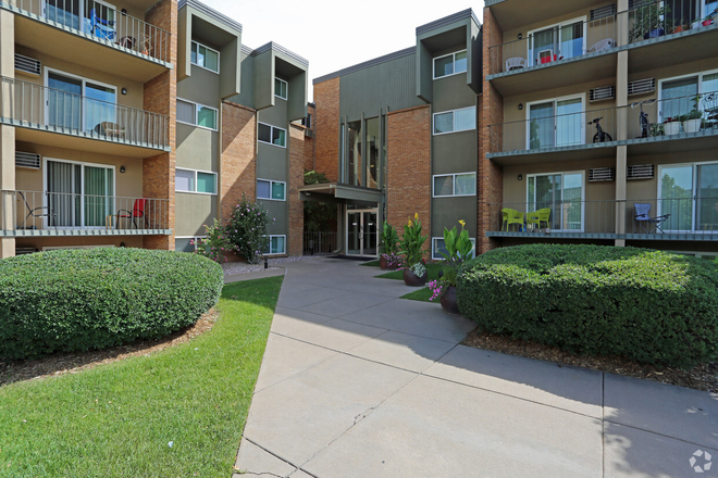 Apartment Entrance - Glenlake Apartments