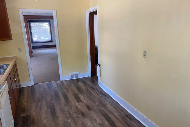 Kitchen 2 - Centrally located 3 bed - Apartments