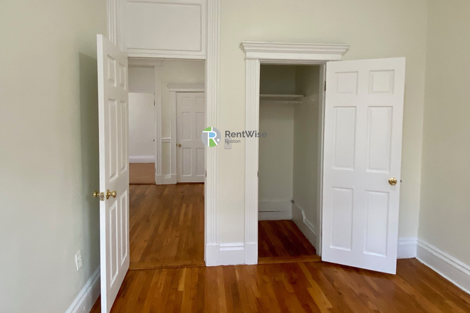 1 - Comm Ave 2 bed Split, Elevator, H/HW inc. Fitness Rm, No Fee Apartments