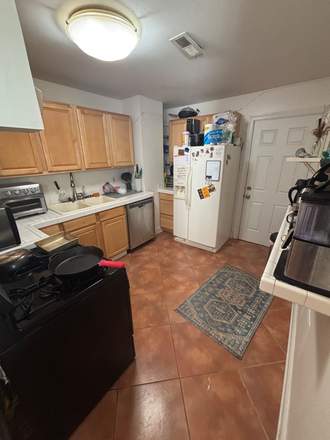 Kitchen - Oregon Hill - house close to campus, 2 rooms available ( shared housing)