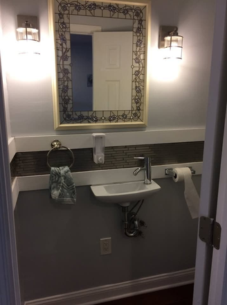 Half bathroom - Fully Renovated Townhome Located within 7 min Walking Distance from JHM JHU School of Nursing