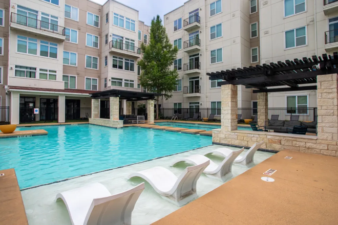 Community Pool - Northpoint Crossing, private studio close to campus Apartments