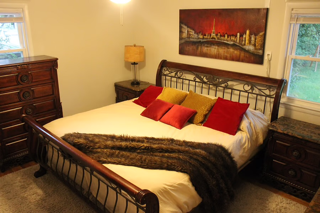 Master bedroom - Comfort Meets Convenience--3-BR, 2-BA Upper Unit