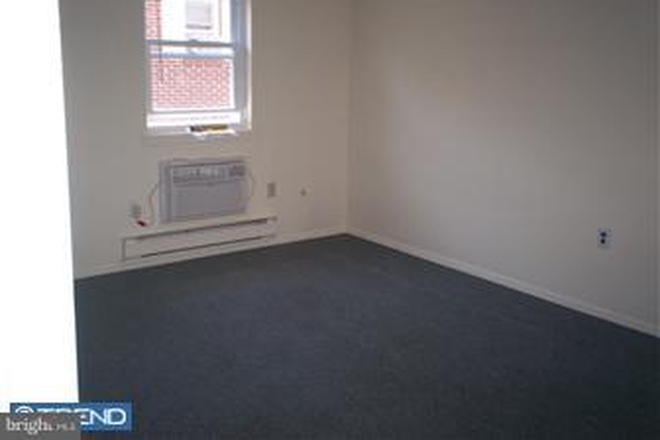 living room / dining area - 620 S. Franklin St. Unit B16 / Ramsgate Court Townhomes