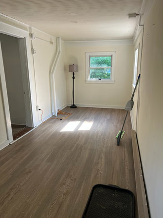 Living Room/Entry - 3Br/1B 14 University Terrace Apartments