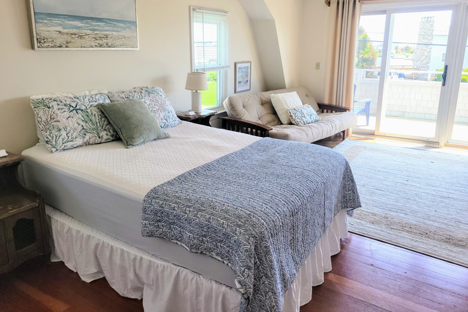 bedroom - 1 bedroom./ 1.5 bath, Just 1 block from the Ocean! Townhome