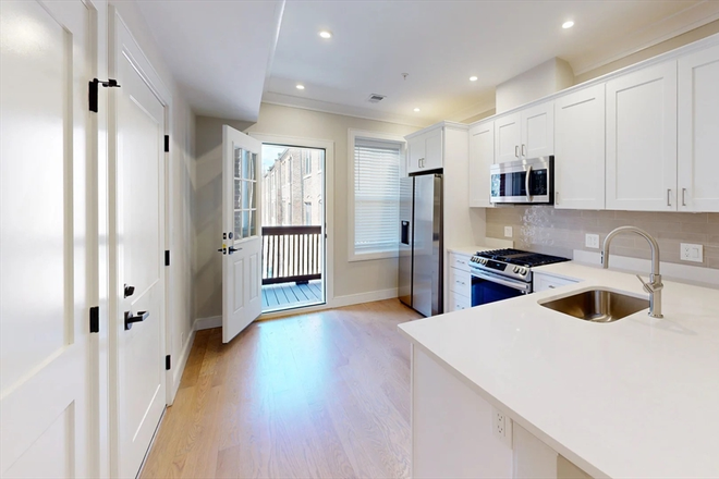 . - STUNNING 3 BED WITH IN-UNIT LAUNDRY! AVAIL 9/1/2026!! Apartments