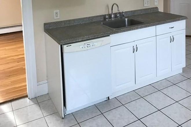 Kitchen - 1+ BR, 1 bath, full-size parking; 5-min walk to shops/restaurants; close to T and bus lines Apartments