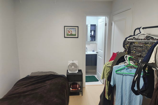 Bedroom-1 - 1 Furnished Bedroom in 3 Bedroom Apartment right next to Daniels