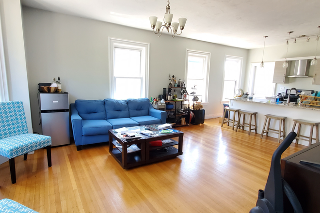 Living room - Room for Rent, All Utilities Included, WiFi Apartments