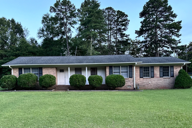 Front yard and front of the house - 3BR Home Near Clemson Campus & Clemson Elementary
