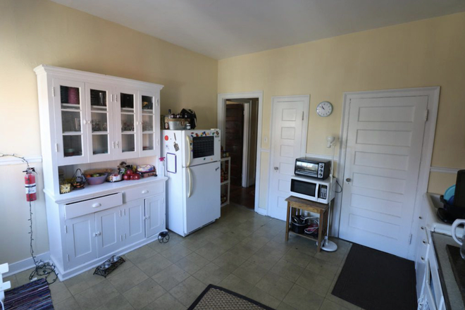 Kitchen - Huge 5 Bedroom**Practically on campus! Apartments