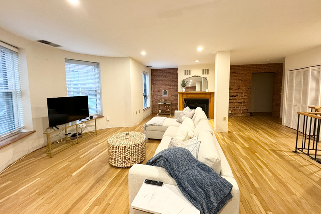 Call NOW for showings! 617-236-8600 - GAINSBOROUGH ST - *HALF FEE* SYMPHONY AREA 3BR AVAIL *9/1/2026* W/ IN UNIT LNDRY, 2 BATH, RNTL PRKNG Condo