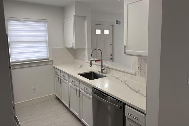 Kitchen, Entrance - 2 Bedroom Apartment on Golf Course, close to campus