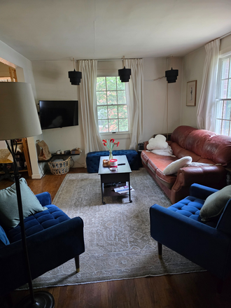 Living room - King Street Metro - Room in Quaint House