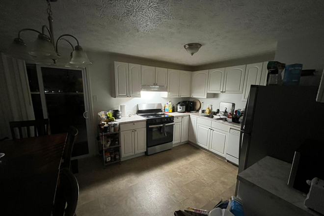 Kitchen - close to campus Townhome