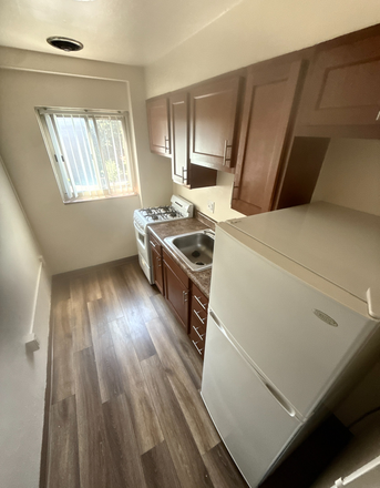 Kitchen - Amberson Gardens - Close to CMU and Pitt
