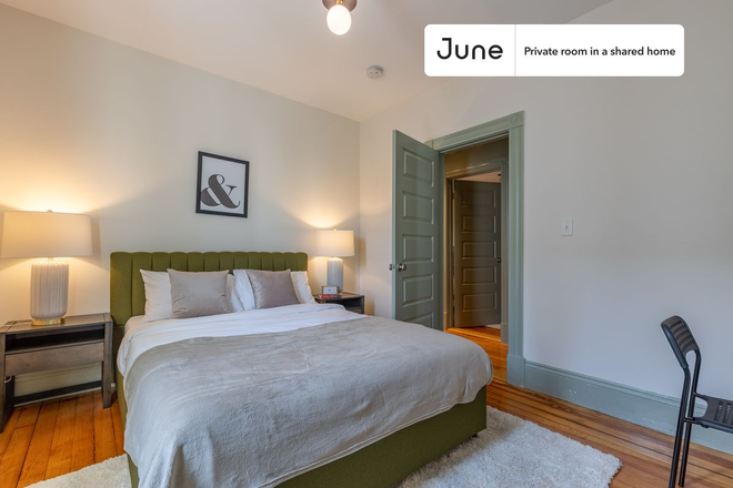  - Private bedroom in 4 bed/1 bath Home